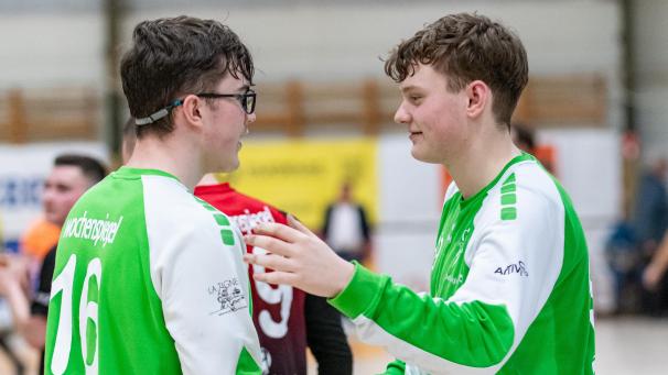 <p>Glückwünsche vom Kollegen Simon Werding: Leon Kessel (rechts) war einer der Eynattener Siegesgaranten.</p>