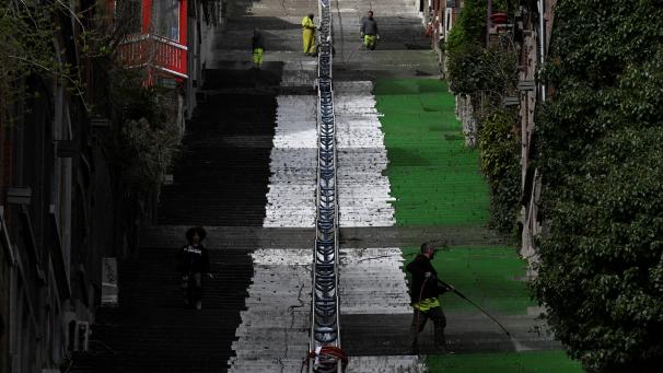 <p>Städtische Mitarbeiter sind am Montag mit der Reinigung beschäftigt.</p>