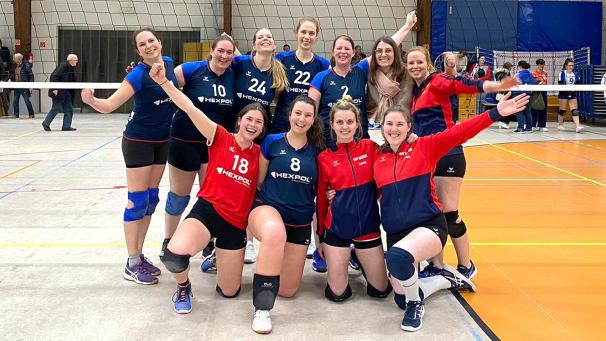 <p>So sehen Siegerinnen aus: Der VBV Raeren feiert seinen 3:2-Derbysieg.</p>