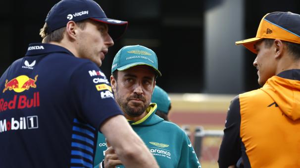 <p>Fernando Alonso (Bildmitte) hat sich zu Wort gemeldet.</p>