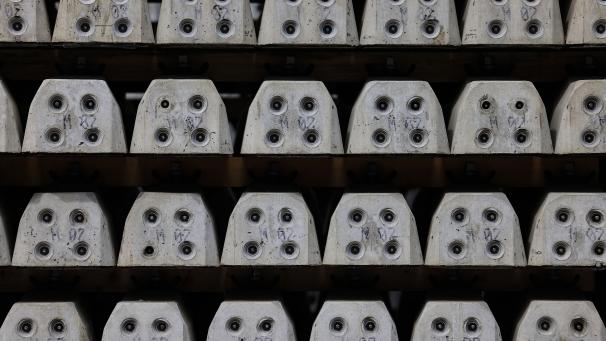 <p>Die Bahnstrecke zwischen Köln und Trier durch die Eifel wird in den nächsten Jahren weiterhin nicht durchgängig befahrbar sein.</p>