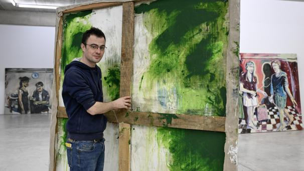 <p>Letzte Handgriffe: Yann Freichels wählte am Dienstagnachmittag vor Ort die Werke für seine Ausstellung im IKOB-Museum aus.</p>