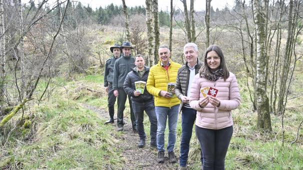<p>Stellten das Narzissenerlebnis im Oleftal vor: von vorne nach hinten Julia Schößler (Gemeinde Hellenthal), Friedhelm Wirtz (Bürgermeister Büllingen), Rudolf Westerburg (Bürgermeister Hellenthal) Peter Gieseler (Naturpark Nordeifel) und die Revierförster Christoph Scholzen und Reiner Maraite.</p>