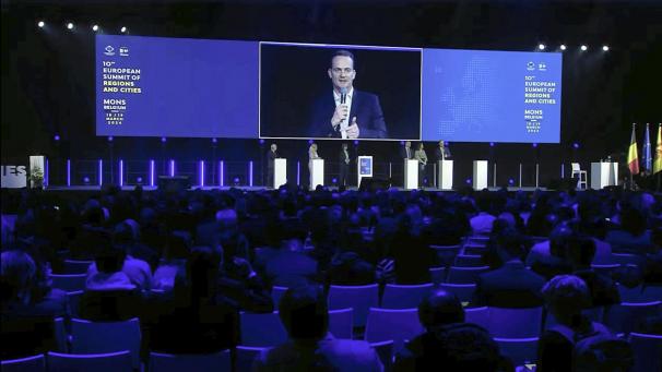 <p>Ministerpräsident Oliver Paasch auf der Bühne in Mons</p>