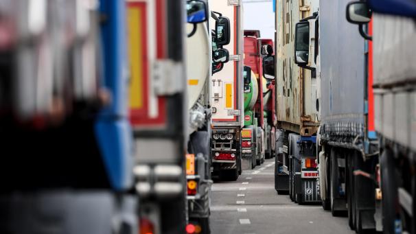 <p>Lastwagen stehen in langen Schlangen hintereinander, um die Grenze in Medyka zu überqueren.</p>