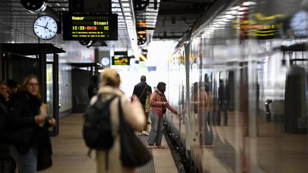 <p>Zugreisende stehen am Bahnhof Brüssel-Schuman.</p>