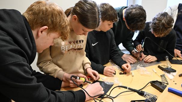 <p>Konzentriert sind die Herbesthaler Schüler bei der Sache, als sie ihre erste Lötstelle setzen.</p>