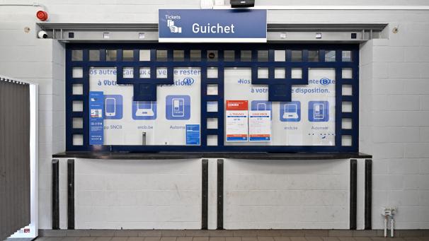 <p>Seit dem 1. März hat die SNCB die Schalteröffnungszeiten in 54 von 91 Bahnhöfen weiter reduziert. Dazu gehört auch Welkenraedt.</p>