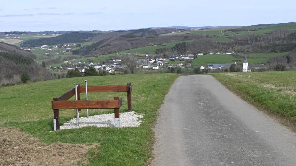 <p>Vom Hungerberg, hoch über Weweler, Reuland und Lascheid, genießt man einen herrlichen Ausblick über die Täler von Ulf und Our. Dort lädt bald auch wieder eine Panoramatafel zum Verweilen ein.</p>