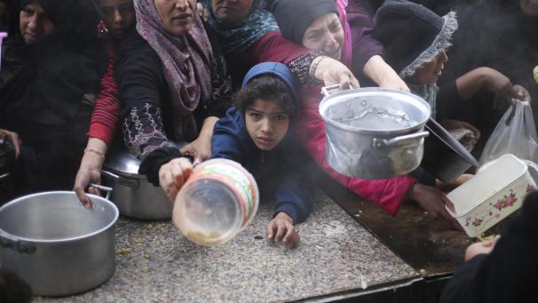 <p>Palästinenser bei Verteilung von Lebensmitteln in Chan Junis.</p>