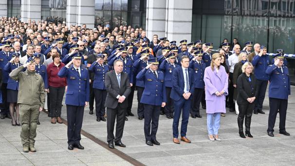 <p>An der Schweigeminute in der Hauptstadt nahmen unter anderem der Brüsseler Ministerpräsidenten Rudi Vervoort (3.v.l.), Innenministerin Annelies Verlinden (3.v.r.)und Justizminister Paul Van Tigchelt (4.v.r)teil.</p>