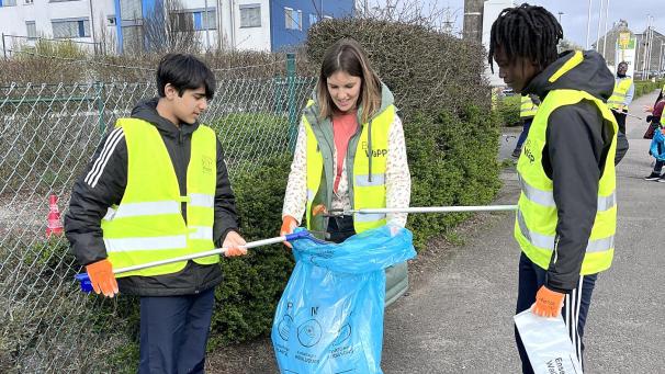 <p>Schüler des Robert-Schuman-Institut (links) und des Königlichen Athenäum Eupen (rechts) beteiligten sich am Donnerstag an der Frühjahrsputzaktion.</p>