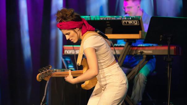 <p>Kinga Głyk ist für viele die aktuelle Nummer eins in Sachen E-Bass. Schon als kleines Mädchen fühlte sie sich dem Instrument nahe, kein anderes kam für sie in Frage und als Teenager erreichte sie schon einen erstaunlich internationalen Bekanntheitsgrad.</p>