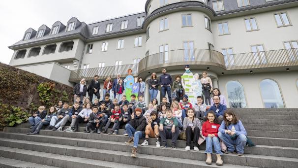 <p>Die Schüler und Lehrpersonen mit den Abgeordneten des PDG auf den Stufen vor dem Parlament.</p>