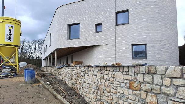 <p>Der Bau, den das Büro Altiplan entworfen hat, hat viele Rundungen und erinnert an ein Schiff.</p>