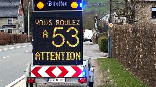 <p>Nach Beschwerden aus der Anwohnerschaft hat die Polizei präventive Hinweistafeln in der Ortsdurchfahrt von Géromont aufgestellt. Repressive Maßnahmen könnten folgen.</p>