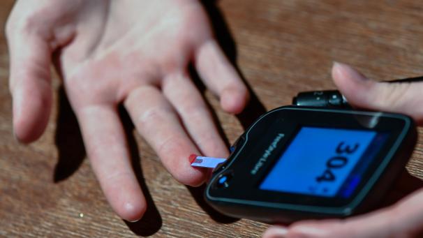 <p>Blutzuckermessung an einem Finger eines Diabetikers.</p>