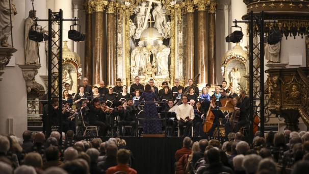 <p>Wer Bach in seinem Namen trägt, der sollte dem Barockmeister gerecht werden. Diesen Anspruch erfüllt die Bach Akademie Alden Biesen seit 2012. In Eupen lieferten die Musiker ein eindrucksvolles Zeugnis ihrer Fähigkeiten ab.</p>