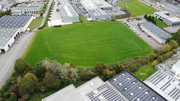 <p>Auf dieser Wiese entsteht der EM-Garten.</p>