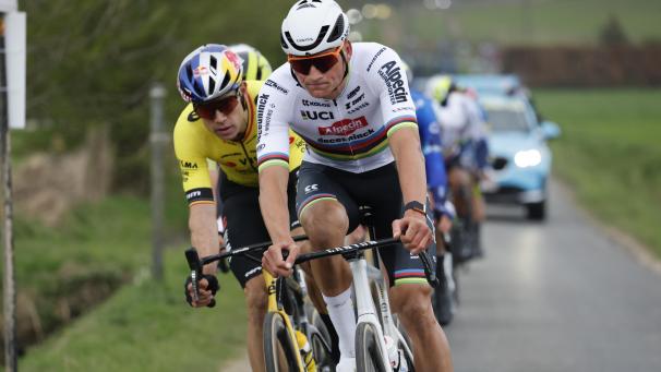 <p>Mathieu van der Poel (rechts) und Wout van Aert liefern sich einen spannenden Zweikampf.</p>