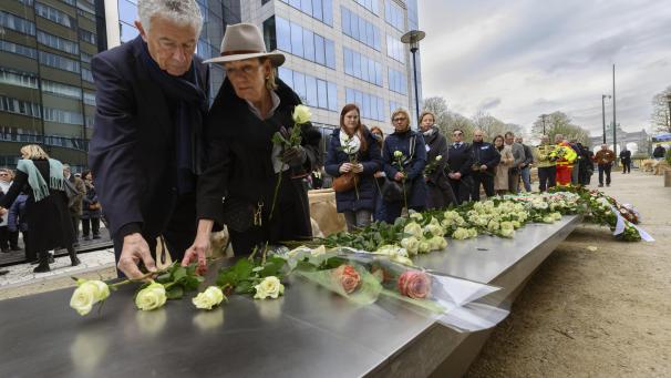 <p>Hinterbliebene legen Rosen für die Opfer der Terroranschläge nieder.</p>