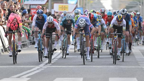 <p>Axel Laurance (Zweiter von rechts) gewinnt den Massensprint.</p>