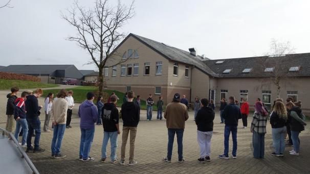 <p>In einem Feedback-Kreis blickten die Schüler zurück auf die Woche.</p>