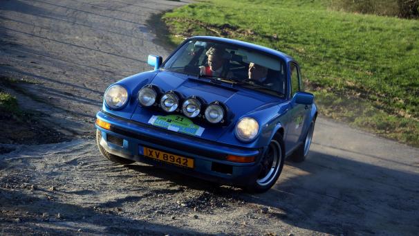 <p>Flott unterwegs: Alain Faymonville und Anja Heyen im Porsche 911.</p>