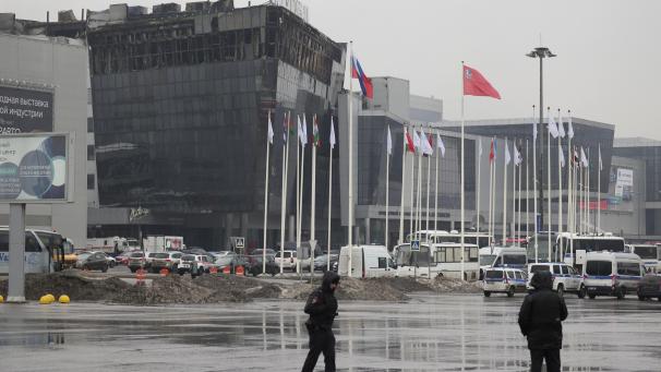 <p>Polizisten sichern einen Bereich in der Nähe des Krokus-Rathauses. Nach dem Terroranschlag im Nordwesten Moskaus auf eine Konzerthalle dauern die Ermittlungen an.</p>