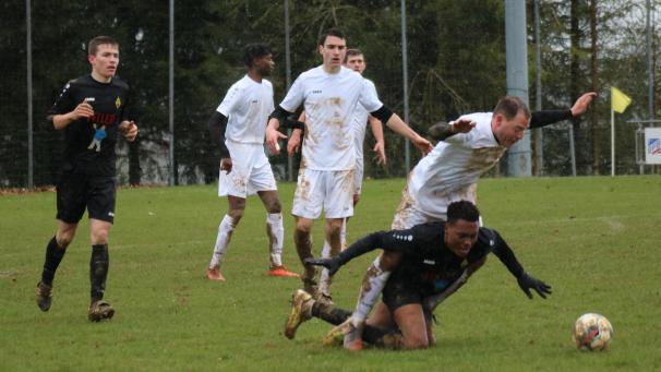 <p>Jonas Röhl und der KFC Rocherath setzen sich gegen Weywertz (mit Jacques Gagban) durch.</p>