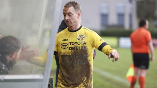 <p>Die Verteidiger schwindelig gespielt und das erste Tor vorbereitet: Cédric Laschet holt sich seinen verdienten Applaus ab.</p>