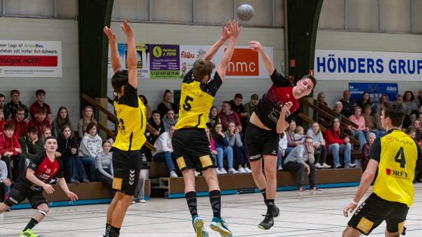 <p>Benjamin Deutz (beim Wurf) und die Eynattener gehen einen großen Schritt Richtung Klassenerhalt.</p>