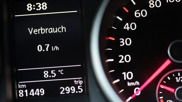 <p>Ein Blick auf ein Tachometer mit Kilometerstandanzeige</p>