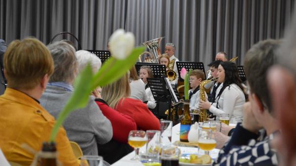 <p>Passend zu den musikalischen Werken der Meyeroder gab es flüssige Kostproben an den Tischen.</p>
