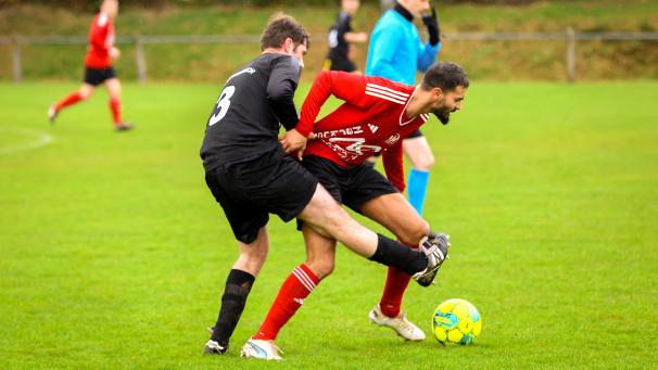 <p>Das Osterwochenende kündigt sich für die Bütgenbacher um Yves Jost (links, gegen Honsfelds Mehdi Zinoune) als entscheidend an.</p>