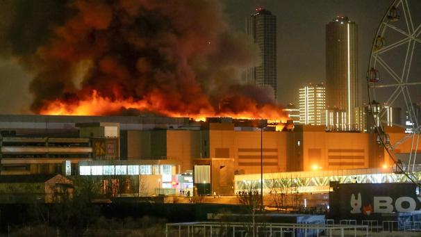 <p>Die Crocus City Hall am westlichen Rand von Moskau stand lichterloh in Flammen.</p>