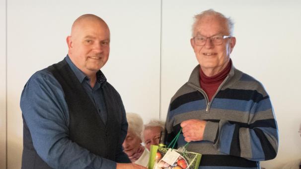 <p>Aus den Händen des Präsidenten Dr. Jens Giesdorf erhält der Gastreferent Alois Mayer vom Geschichtsverein Prümer Land ein kleines Präsent.</p>