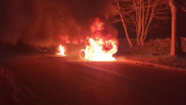 <p>Es wurden einige Pkw in Brand gesteckt.</p>