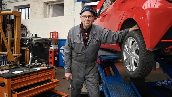 <p>Das fraktionslose Ratsmitglied Jean Ohn - hier in seiner Garage - hat Bürgermeister Luc Frank in der Ratssitzung beleidigt.</p>