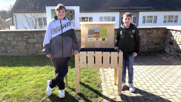 <p>Misael Ketterling (links) und Marcus Fank (rechts) präsentieren ihren selbst erbauten Blumenzwiebelkasten.</p>
