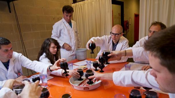 <p>Bierverkostung im Labor von Kevin Verstrepen (mit Brille) an der Universität von Löwen</p>