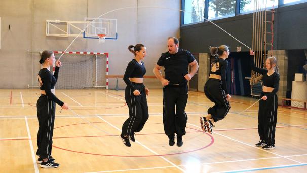 <p>Springen im Takt: Das perfekte Zusammenspiel der Gruppe ist ein wichtiges Element.</p>