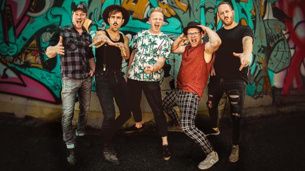 <p>Die fünfköpfige Band aus der Schweiz steht im Triangel auf der Bühne.</p>