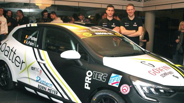 <p>Joé Plattes (r.) und Andreas Palm streben in der Clio Trophy 2024 Podiumsplätze an.</p>