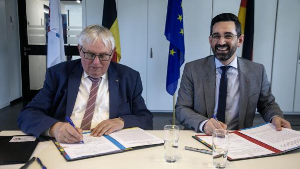 <p>Die Ministerunterschreiben die Erklärung.</p>