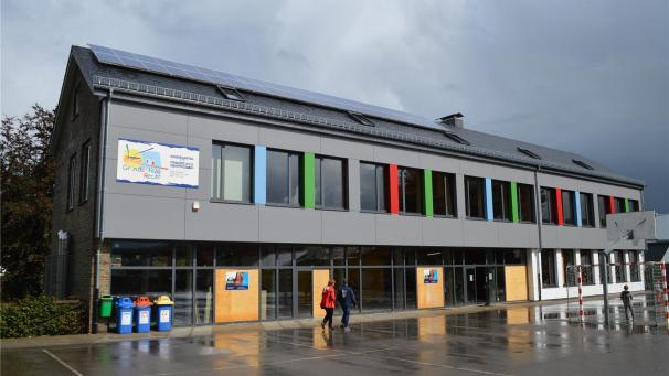 <p>An der Schule Recht wird ein verglaster Anbau errichtet. Außerdem wird aufgrund der steigenden Schülerzahlen ein Schulcontainer angeschafft.</p>