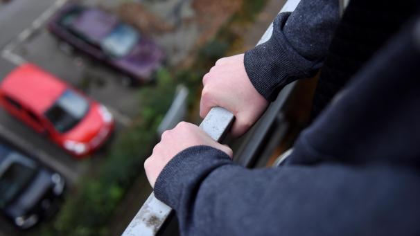 <p>Vom Balkon springen? Suizid ist der Tod, der durch eine auf den Tod ausgerichtete Selbstverletzung verursacht wird.</p>