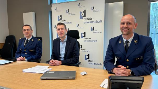 <p>(v.l.) Daniel Keutgen, Chef der Polizeizone Weser-Göhl, Staatsanwaltschaft David Miessen und Johannes Cremer, Leiter der Polizezone Eifel, haben am Freitagmorgen im Hinblick auf die bevorstehende Legalisierung von Cannabis in Deutschland über die Rechtslage in Belgien und Konsequenzen bei einem Verstoß informiert.</p>