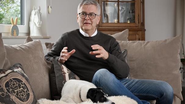 <p>Hubert Bosten mit seinem Hund Paulchen. Zeit für ausgiebige Spaziergänge haben die beiden bald genug. Der Eupener scheidet aus dem operativen Geschäft bei NMC aus. Dann will der 58-Jährige zuerst mal „runterfahren“.</p>