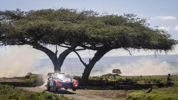 <p>Thierry Neuville (Hyundai) beendet die erste Tagesetappe in Kenia auf Platz vier.</p>